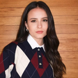 Larissa Manoela mostra como usar blusa polo com estilo