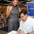 Sasha mostra estilo do look cinza e prestigia livro de Szafir
