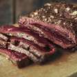 É sangue? O que é o líquido vermelho que escorre da carne mal passada?