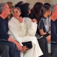 Meghan Markle é criticada por rir de modelo que tropeçou durante desfile
