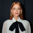 Ruiva de novo, Marina Ruy Barbosa usa look de "juíza" para Tremembé