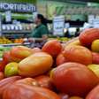 Tomate, cebola e leite pesam no bolso do consumidor e estão entre os 'vilões' da alta da inflação no Brasil