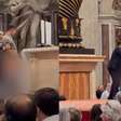 Homem urina em altar da Basílica de São Pedro durante missa no Vaticano