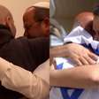 Vídeo mostra reféns israelenses libertados pelo Hamas reencontrando familiares