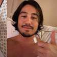 Tiago Iorc atualiza estado de saúde após procedimento na coluna: 'Acordei com 50% menos dor'