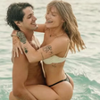 Luísa Sonza e namorado surgem juntos em clima de romance na praia