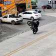 Manobra arriscada! Câmera flagra motociclista empinando moto em rua movimentada em Colombo