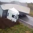 Caminhão capota e deixa dois mortos em estrada na Romênia; veja momento