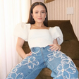 Larissa Manoela prova ar fashion da calça jeans bordada