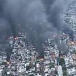 Imagens de drones mostram incêndio provocado por barricadas em megaoperação contra CV no RJ; veja