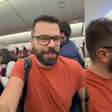 Influencer tem passagem cancelada após entrar em avião e acaba expulso de voo nos EUA: 'Humilhação'