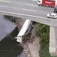 Caminhão cai de ponte na Marginal Tietê e deixa quatro feridos