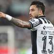 Alex Telles, do Botafogo, celebra gol de pênalti depois de erro na Copa do Brasil: "Simbolizou muito"