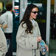 Trench coat cáqui, conjunto listrado e bolsa Gucci de R$ 12 mil: o aerolook comfy e elegante de Bruna Marquezine ao voltar dos EUA