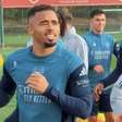 Gabriel Jesus volta aos treinos do Arsenal dez meses depois de lesão no joelho