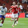 Internacional abre vantagem, mas cede empate ao Bahia nos acréscimos