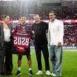 Com a presença da família, Arrascaeta celebra novo contrato com o Flamengo