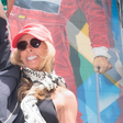 Adriane Galisteu posa em frente a pintura de Senna em Interlagos: 'De volta'