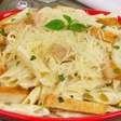 Penne com tiras de frango e molho branco: um almoço completo