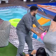 Participante de reality é empurrada na piscina durante briga, bate a cabeça e desmaia; veja o vídeo