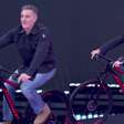 Luciano Huck aparece de bicicleta no Domingão e plateia berra com revelação
