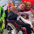 Garoto com paralisia cerebral realiza sonho de conhecer Lewis Hamilton