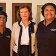 Ex-moradora de SP, rainha Silvia da Suécia tira fotos com funcionárias de hotel em Minas Gerais