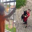 Menino internado recebe visita surpresa de sua cadela em frente a hospital