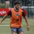 Calleri treina junto com elenco do São Paulo, mas tem contatos controlados