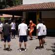 Diego Ribas, ídolo do Flamengo, surpreende alunos em escola como gari