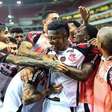 Com dois a mais, Flamengo goleia, assume a liderança do Brasileirão e rebaixa o Sport