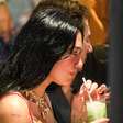 Dua Lipa toma caipirinha no Rio com look anos 2000 de R$ 2,8 mil