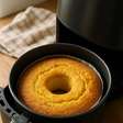 Bolo de milho na airfryer surpreende: 1 detalhe deixa a massa mais alta e macia