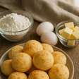 Pão de queijo com 3 ingredientes: o truque mineiro para um lanche rápido