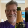 José de Abreu bebe champanhe para celebrar prisão de Bolsonaro: 'Não tem preço'