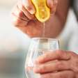 O que acontece com o seu corpo quando você toma água com limão todo dia