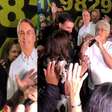 Com Bolsonaro de papelão, vídeo mostra apoiadores orando para o ex-presidente após prisão