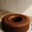 Bolo de chocolate fofinho: receita sem glúten e sem lactose que fica pronta em minutos