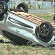 Mulher e criança ficam feridas após carro de aplicativo capotar em rodovia