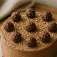 Bolo gelado de Ferrero Rocher: aprenda a receita cremosa que está conquistando todo mundo