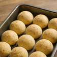 Pão de queijo com 2 ingredientes: descubra o preparo que fica pronto em apenas 10 minutos
