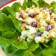 Salada Waldorf clássica: maçã, salsão e nozes - perfeita
