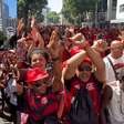 Avião do Flamengo chega ao Rio e torcida toma conta das ruas da cidade; veja