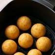 Bolinha de queijo na airfryer: receita crocante com 3 ingredientes