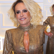 Decotão, brilho e fenda! Ana Maria Braga entrega glamour e sensualidade em look dourado durante noite beneficente no Rio