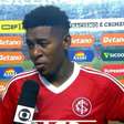 Após derrota humilhante para o São Paulo, zagueiro do Internacional vai aos microfone e rasga o verbo