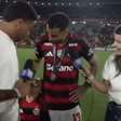 Filho de herói do Flamengo na Libertadores diz que é Fluminense e zagueiro brinca: 'Corta, corta'
