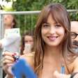 Novo Filme de Dakota Johnson está no streaming; atriz tem um clube de livro
