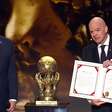 Donald Trump recebe 'prêmio da paz' da Fifa durante sorteio da Copa do Mundo de 2026