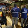 Baratas e fezes de roedores: três restauranres são interditados em Botafogo após operação da Prefeitura